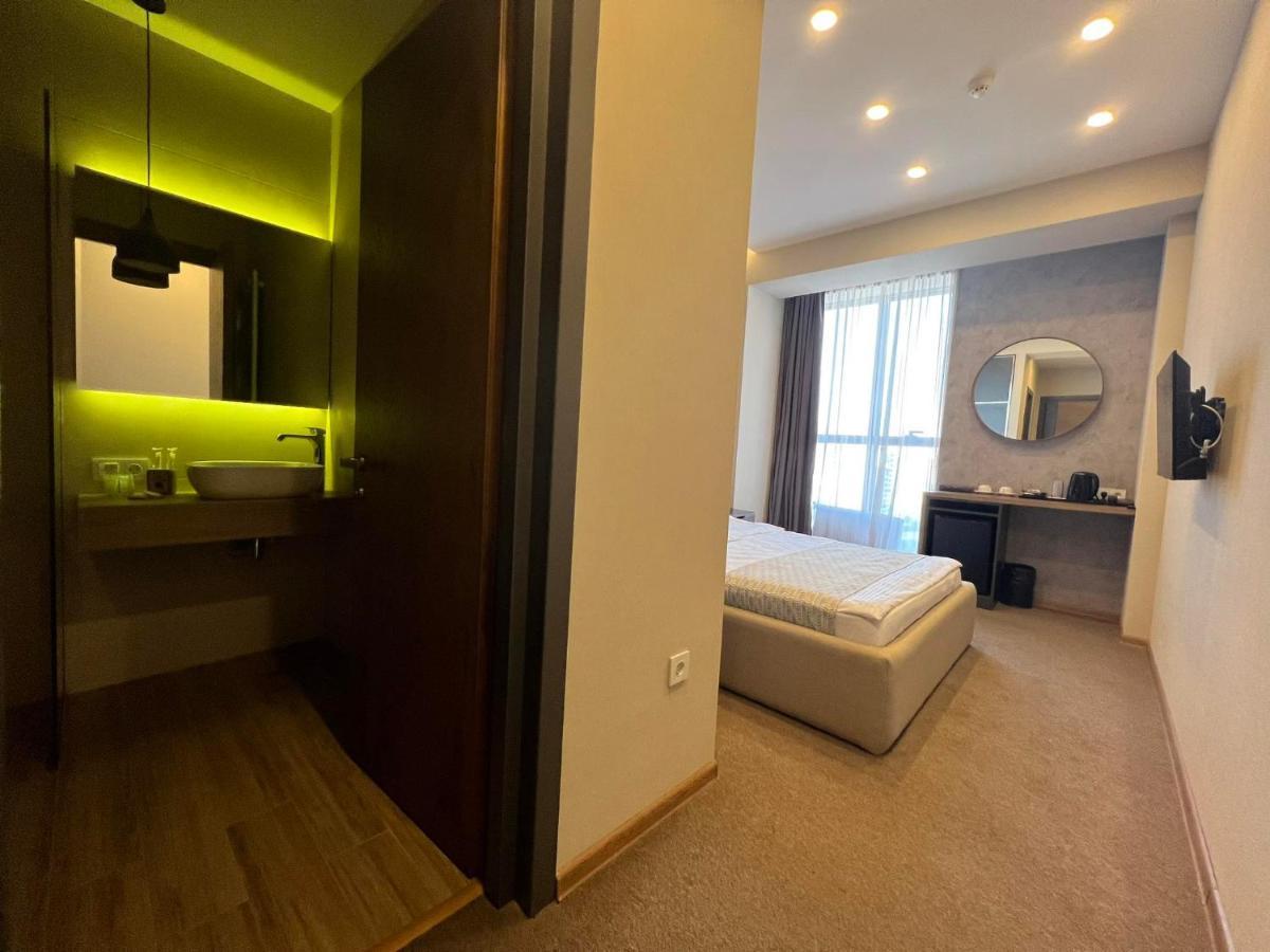 Hotel Sky Station Tbilisi Bagian luar foto