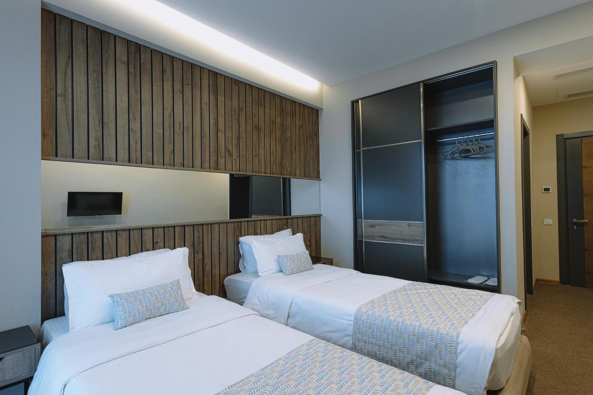 Hotel Sky Station Tbilisi Bagian luar foto