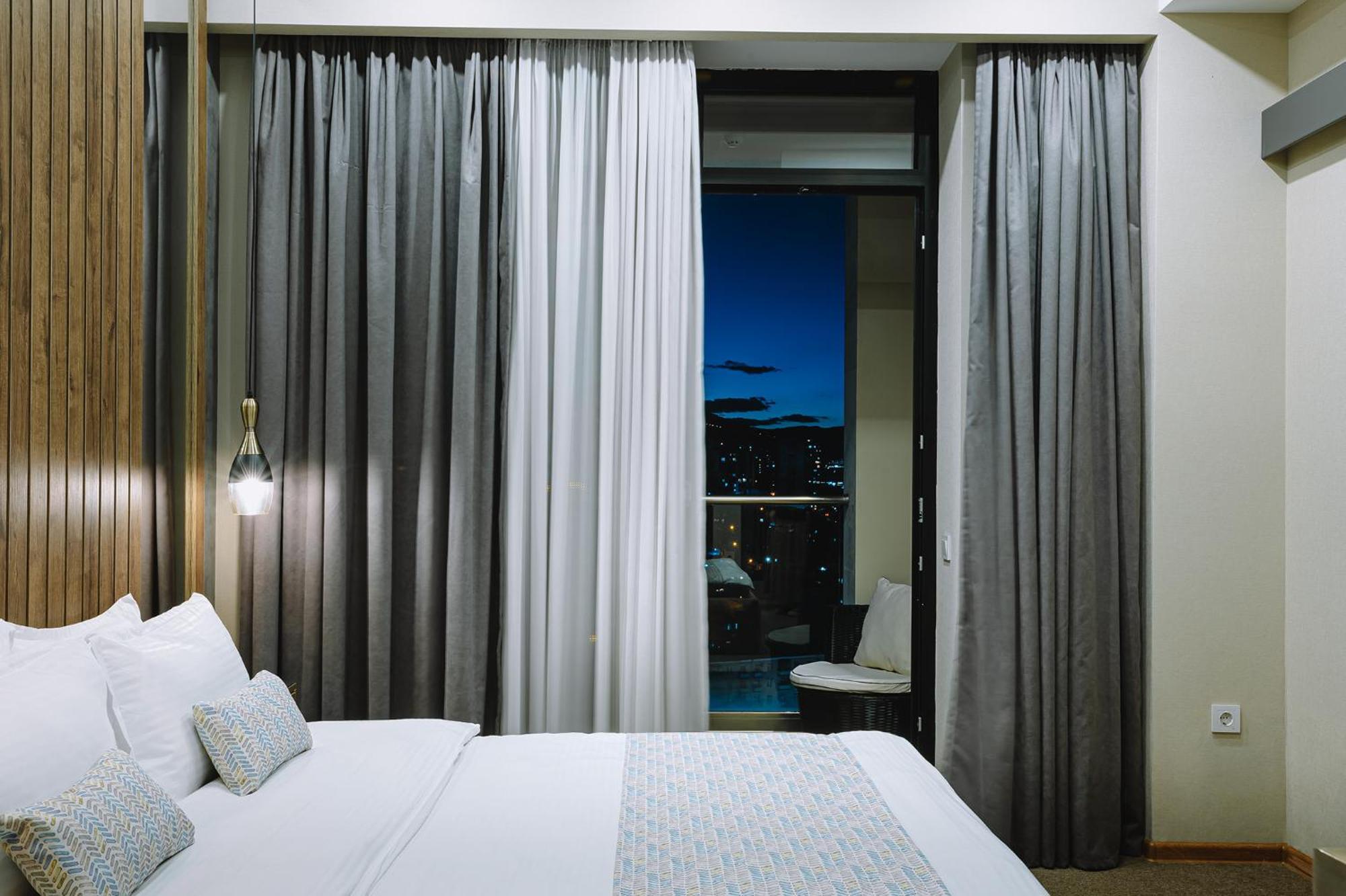 Hotel Sky Station Tbilisi Bagian luar foto